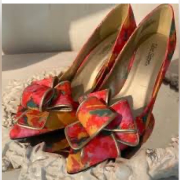 Shoes - Gorgeous Vintage Satin Heels With Bow, Size 8, used, $20.00